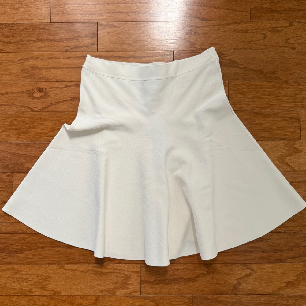Brand new with tags BCBG maxazria white skirt, so soft and stretchy!! 👗 medium